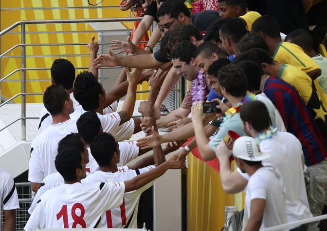 I giocatori di Tahiti salutano i tifosi. Reuters